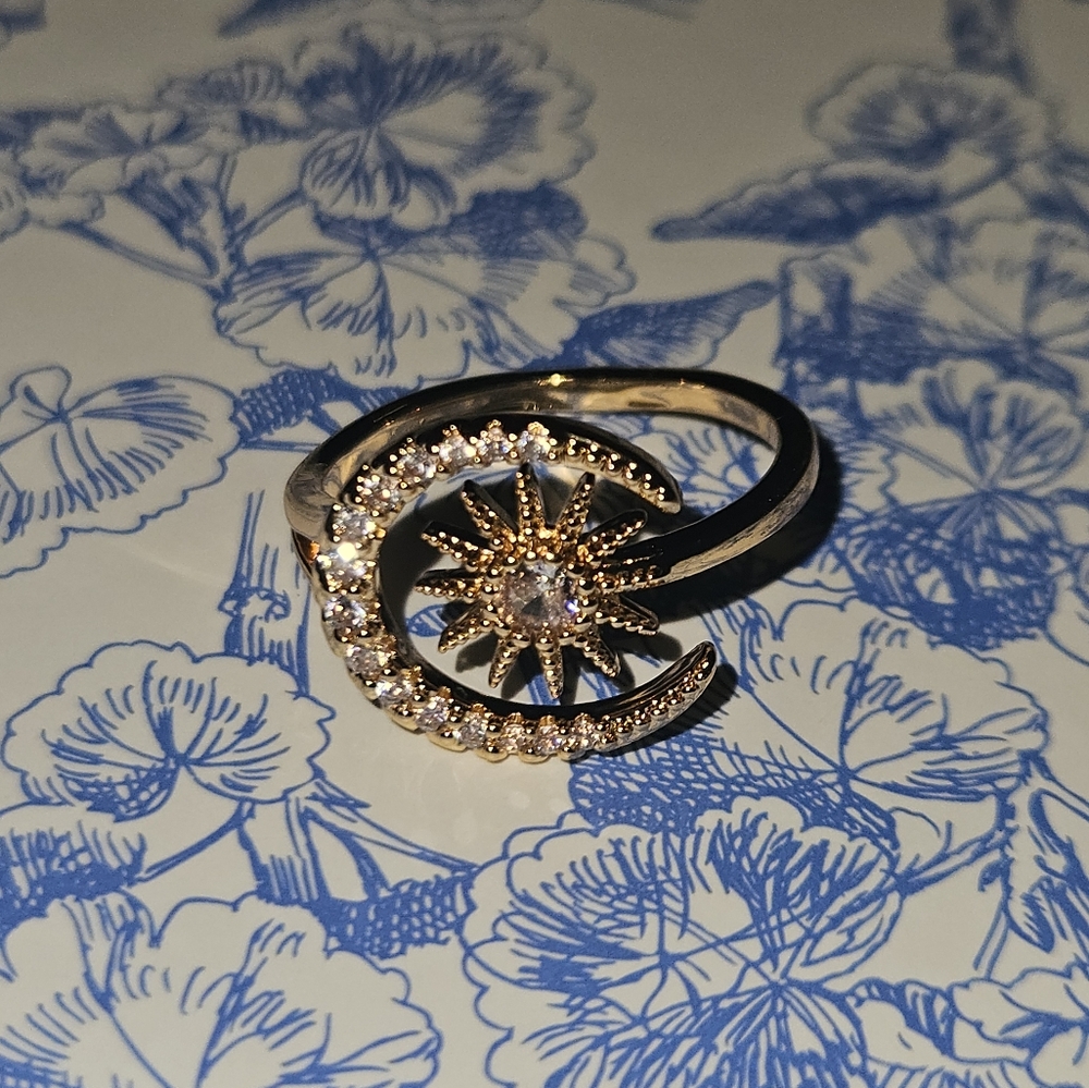 Golden Crescent Ring - Picture 7 of 8